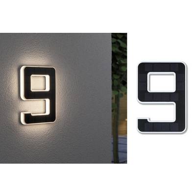 Osvětlené domovní číslo '9' jemně osvětluje okolí.