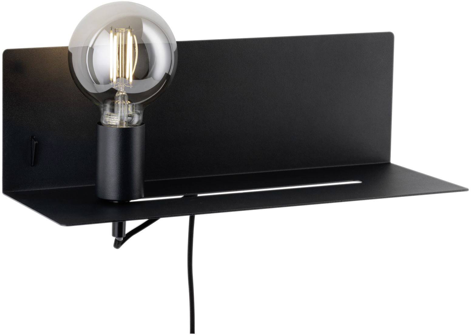 Černá nástěnná lampa se viditelnou žárovkou, moderním, minimalistickým designem a integrovanou policí.