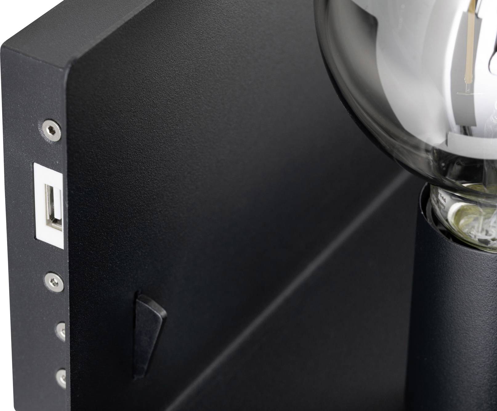 Detailní záběr moderní lampy s černým tělem a viditelnou žárovkou. Na straně je USB port a ovládací tlačítka.