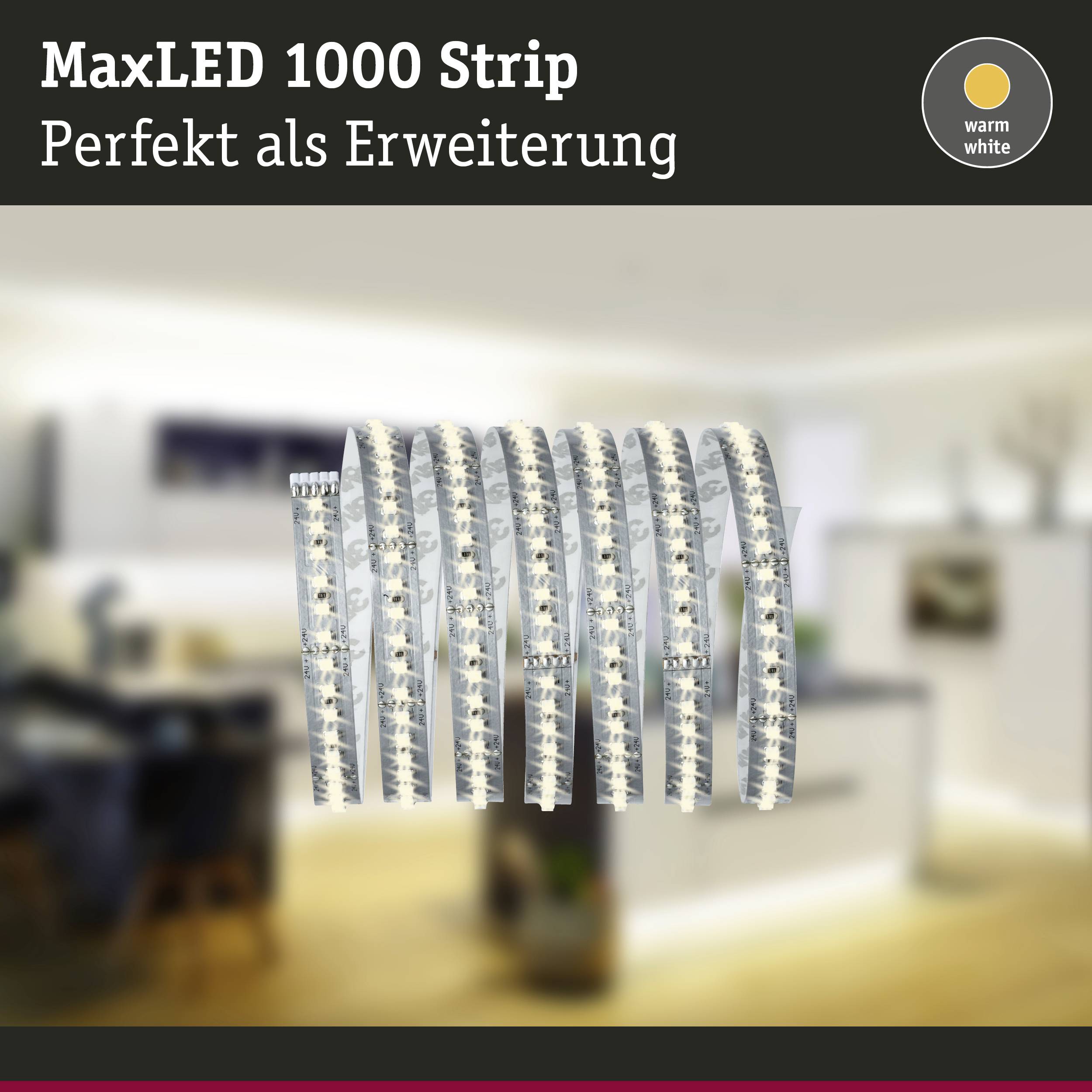 LED pásek 'MaxLED 1000 Strip' je zobrazen v rozmazaném obytném prostoru; propagován jako ideální doplněk v teplém bílém provedení.