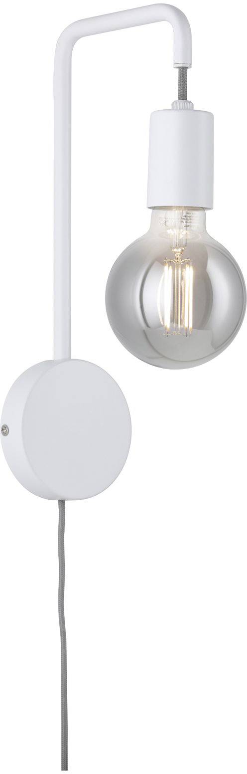 Bílá nástěnná lampa s viditelnou žárovkou a dlouhým kabelem, design v moderně minimalistickém stylu.