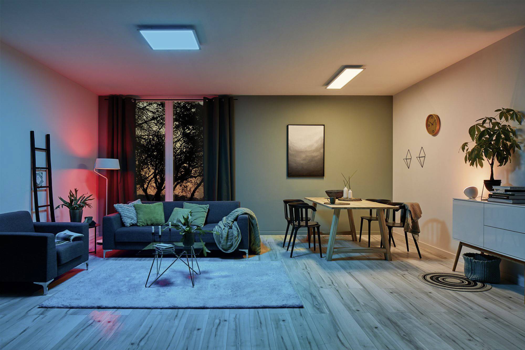 Obývací pokoj s moderním designem: pohovka, koberec, rostlina, jídelní stůl se židlemi. Barevné osvětlení a velké okno za soumraku.