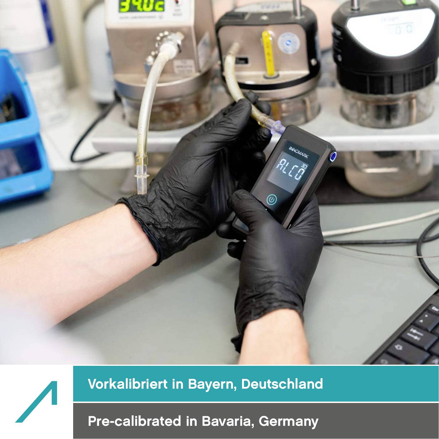 Kalibrační zařízení v laboratoři, displej ALCO8, osoba v černých rukavicích obsluhuje přístroj. Text: Předkalibrováno v Bavorsku, Německo.