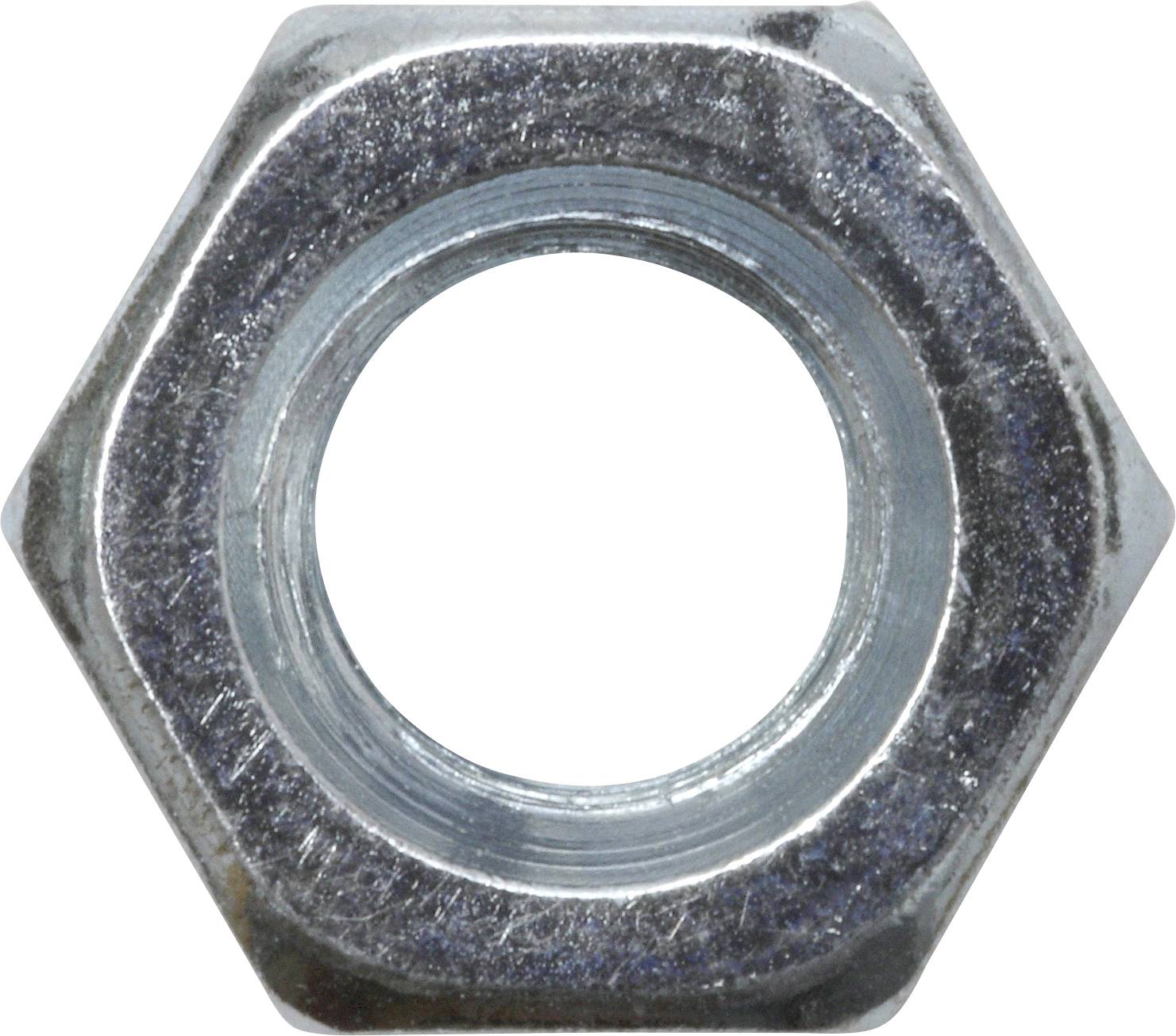 Šestihranná matice z kovu, umístěná centrálně, stříbrně lesklá, používaná k upevňování šroubů.