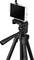 Smartphone upevněný na černém stativu, připravený pro fotografování nebo natáčení videa.