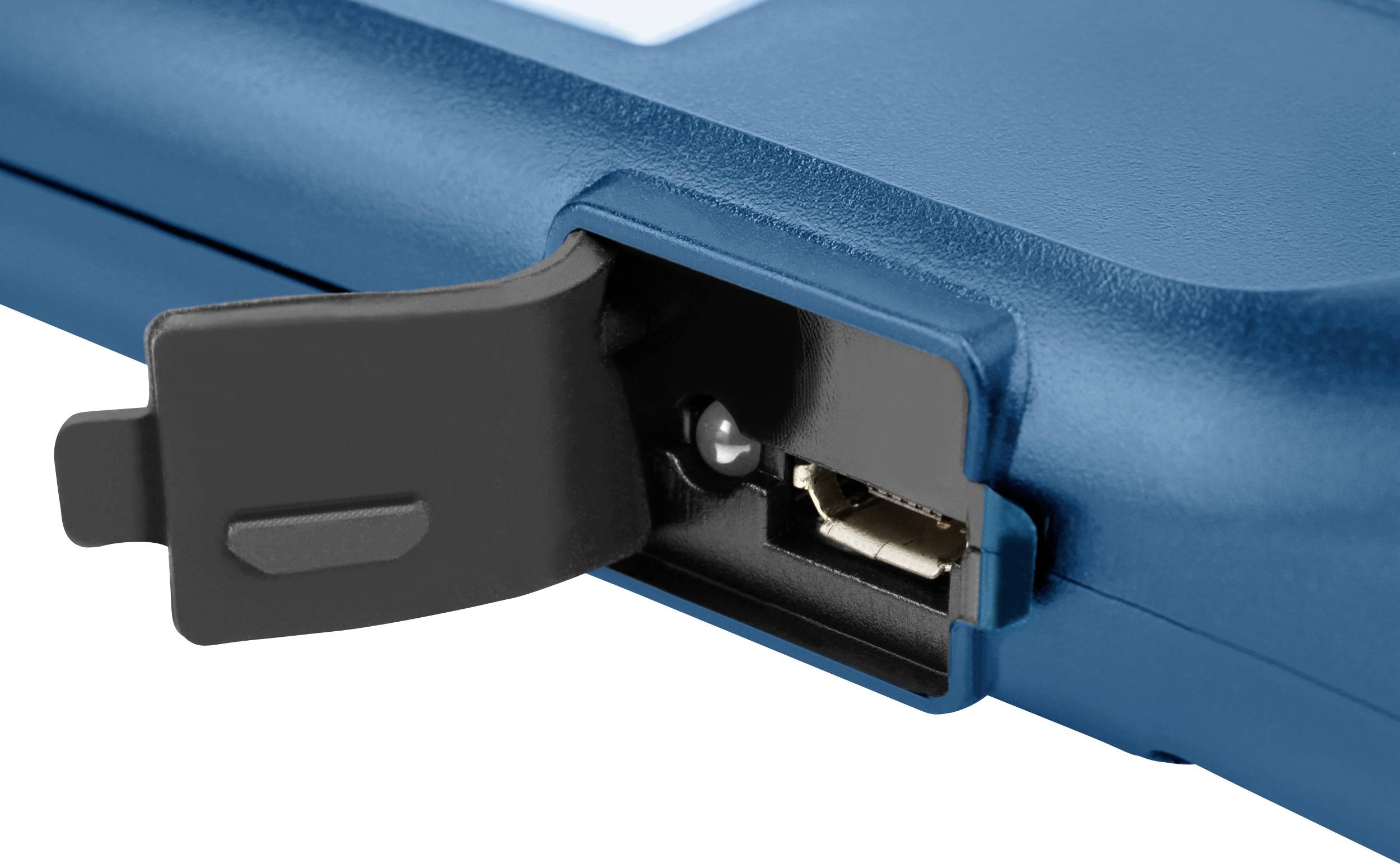 Detailní záběr modrého elektronického zařízení s otevřeným USB portem a černou ochrannou krytkou.