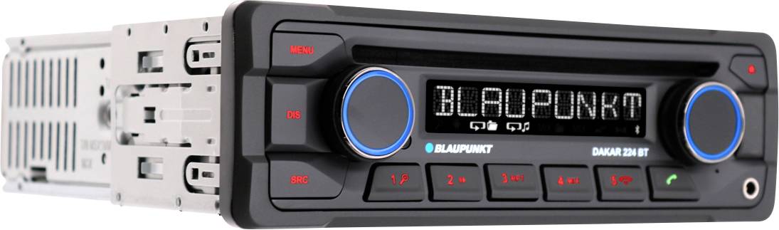 Autorádio na palubní desce s displejem 'Blaupunkt'. Tlačítka pro nastavení hlasitosti a výběr stanice.