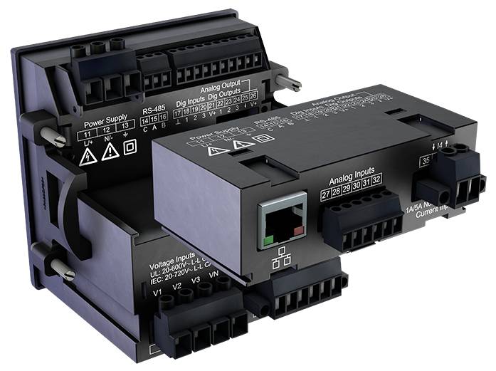 Dva černé modulární elektronické přístroje s různými konektory pro napájení, analogové a digitální vstupy a výstupy.