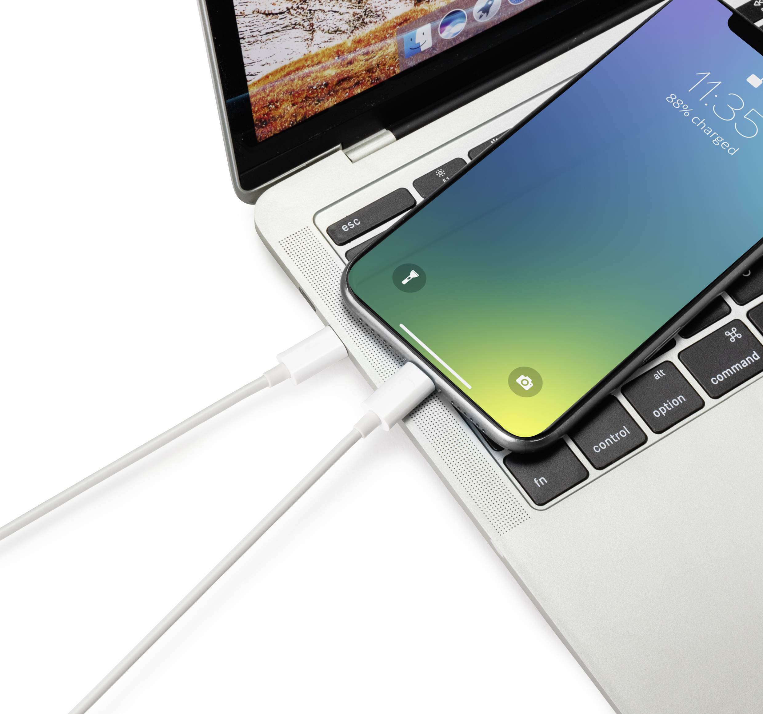 Smartphone je připojeno kabelem k laptopku. Na displeji telefonu je vidět, že se nabíjí (53% nabito).
