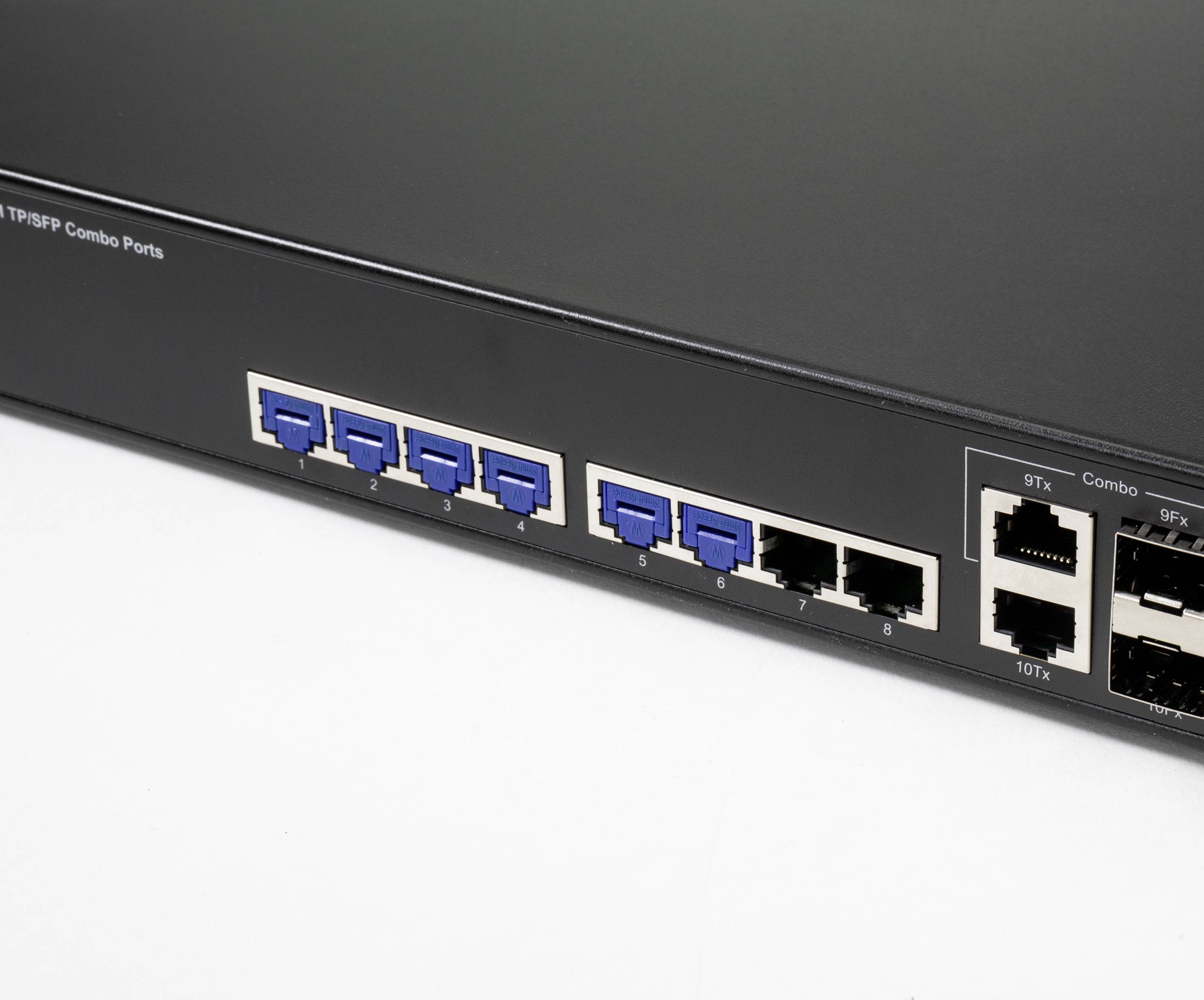 Síťový switch s osmi ethernetovými porty, čtyřmi SFP porty a čtyřmi dalšími porty; pohled zepředu.