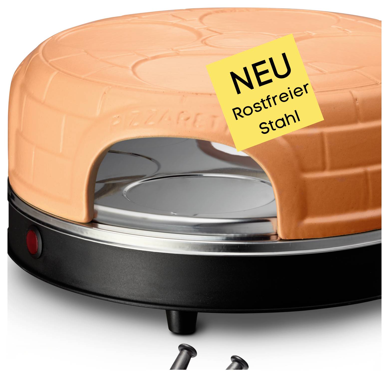 Kulatá pečicí pizza pec s oranžovým víkem, na kterém je napsáno 'PIZZA OVEN'. Žlutá cedule ukazuje: 'NOVINKA Nerezová ocel'.