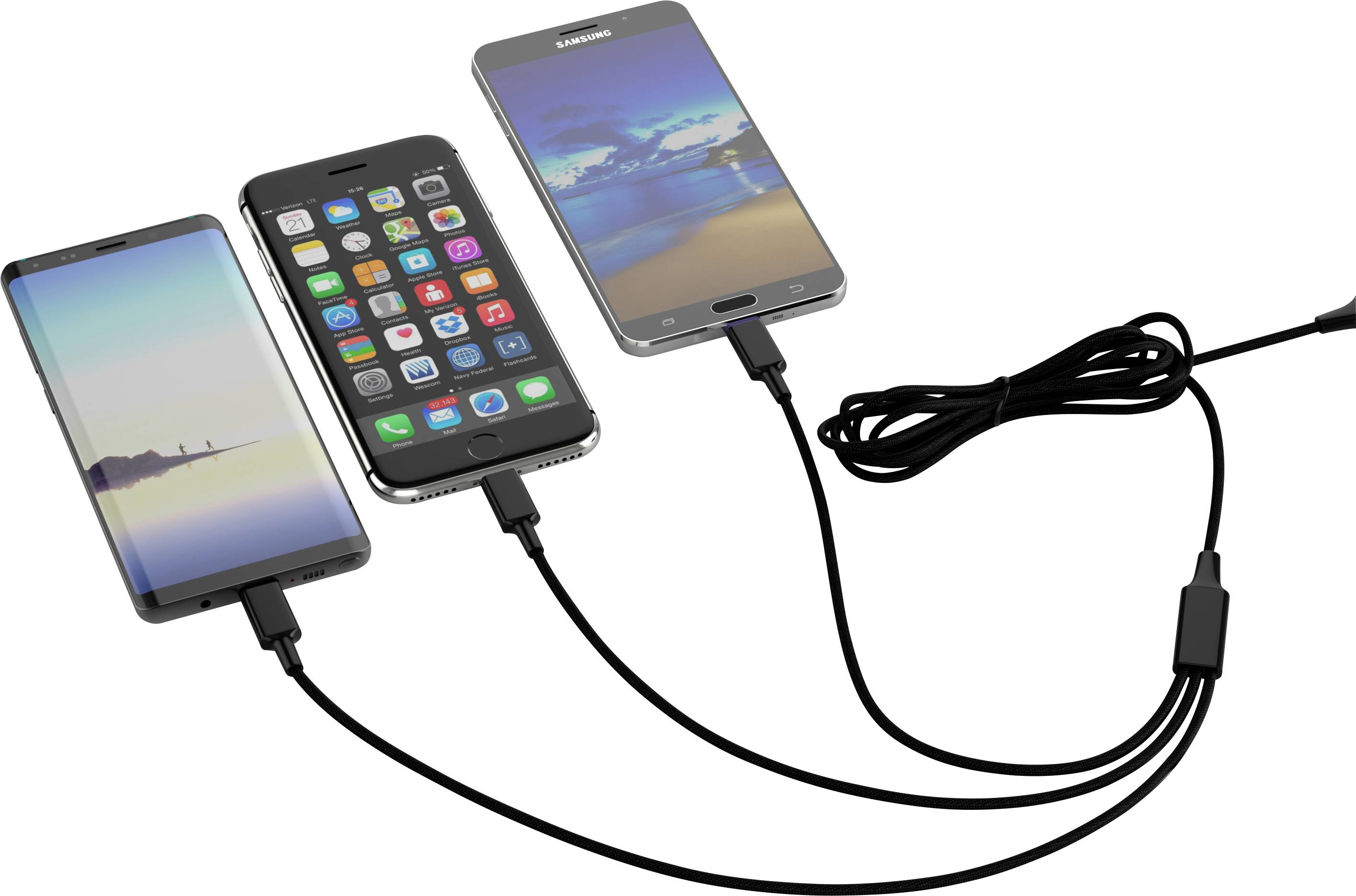 Tři smartphony nabíjené pomocí víceportového nabíjecího kabelu. Každý smartphone zobrazuje jiný displej: aplikace, fotografie pláže, abstraktní obraz.