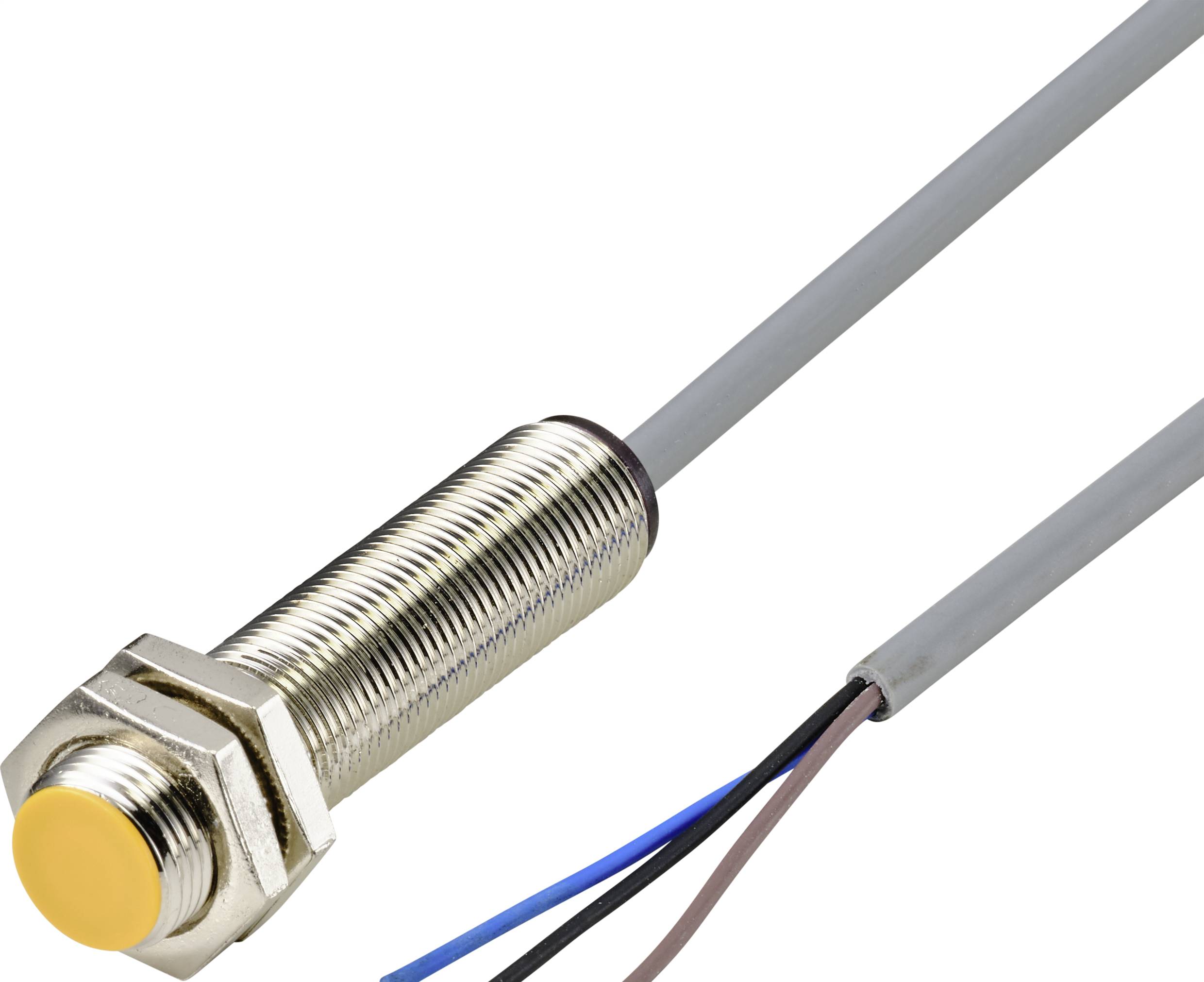 Válcový, kovový přiblížení senzor se žlutým víčkem a třemi vodiči pro elektrické připojení.