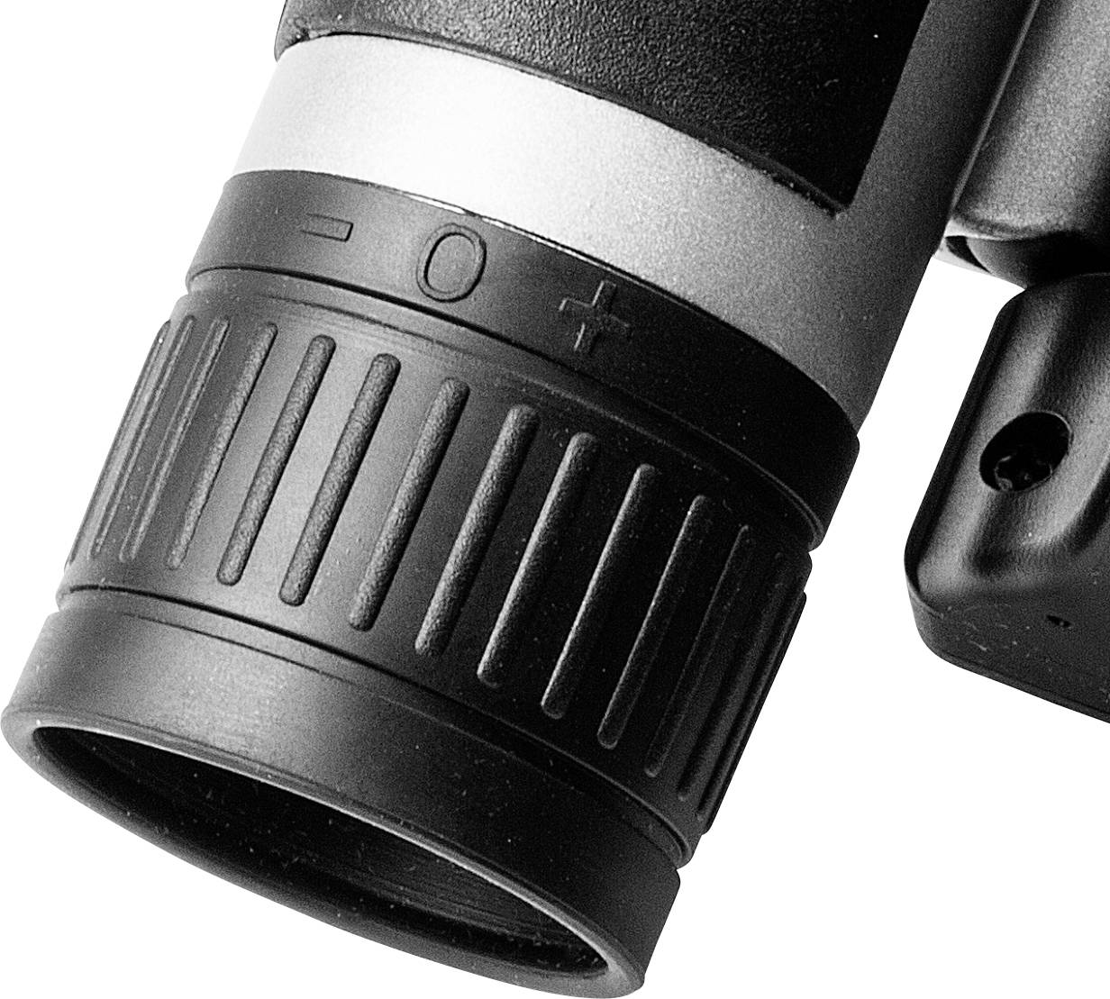 Detailní záběr dalekohledu zaměřený na nastavitelný okulár s označením plus a mínus nastavení.