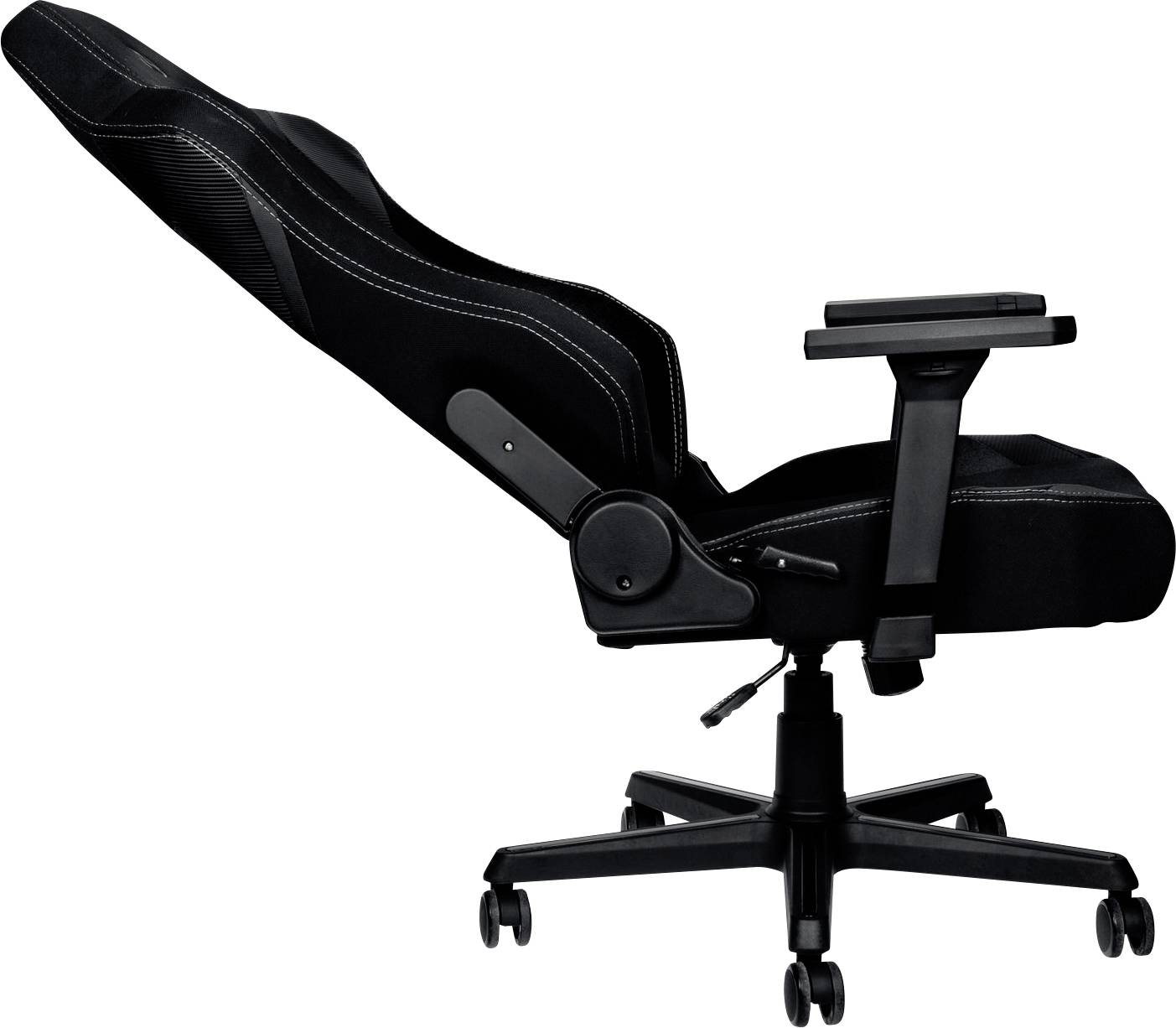 Černá ergonomická kancelářská židle s nastavitelným opěradlem a područkami, umístěná na kolečkách, pohled z boku.