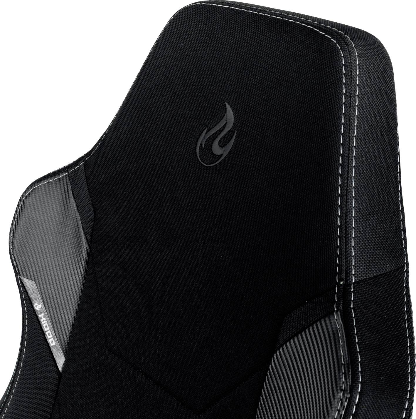 Černá herní židle s nenápadným plamenným logem na opěradle, čistými švy a ergonomickým designem pro maximální pohodlí.
