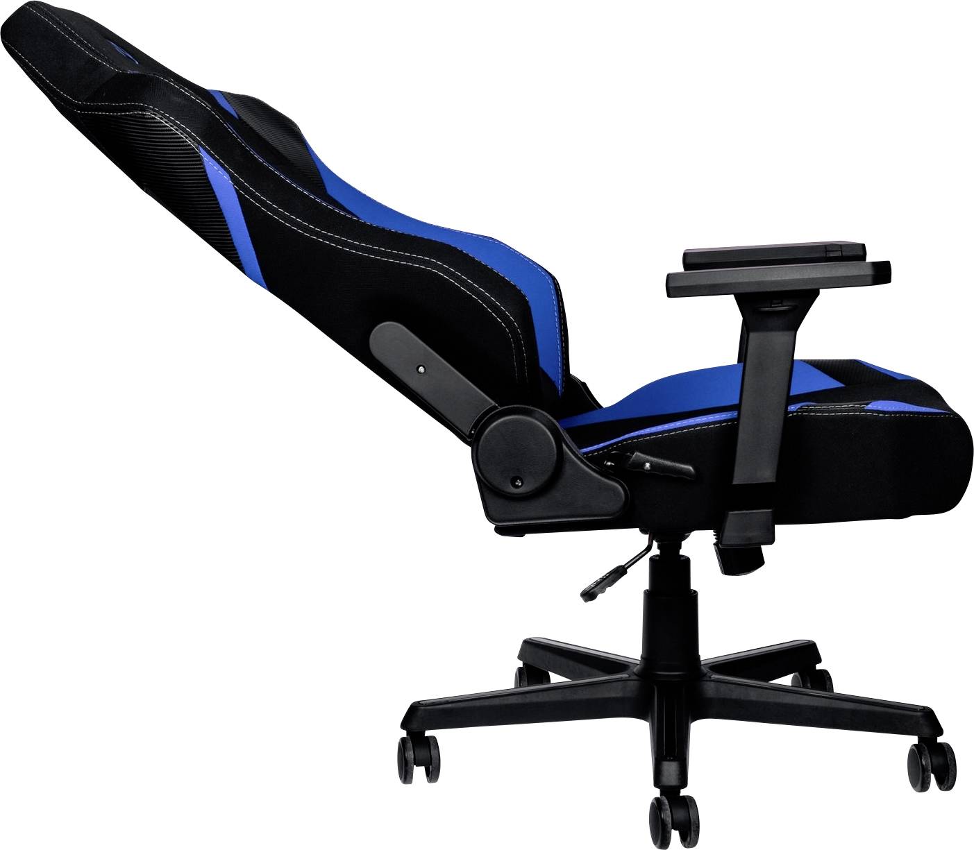 Černá kancelářská židle s modrými akcenty, v mírně nakloněné poloze, ukazuje nastavitelnost a pohodlí pro ergonomické sezení.