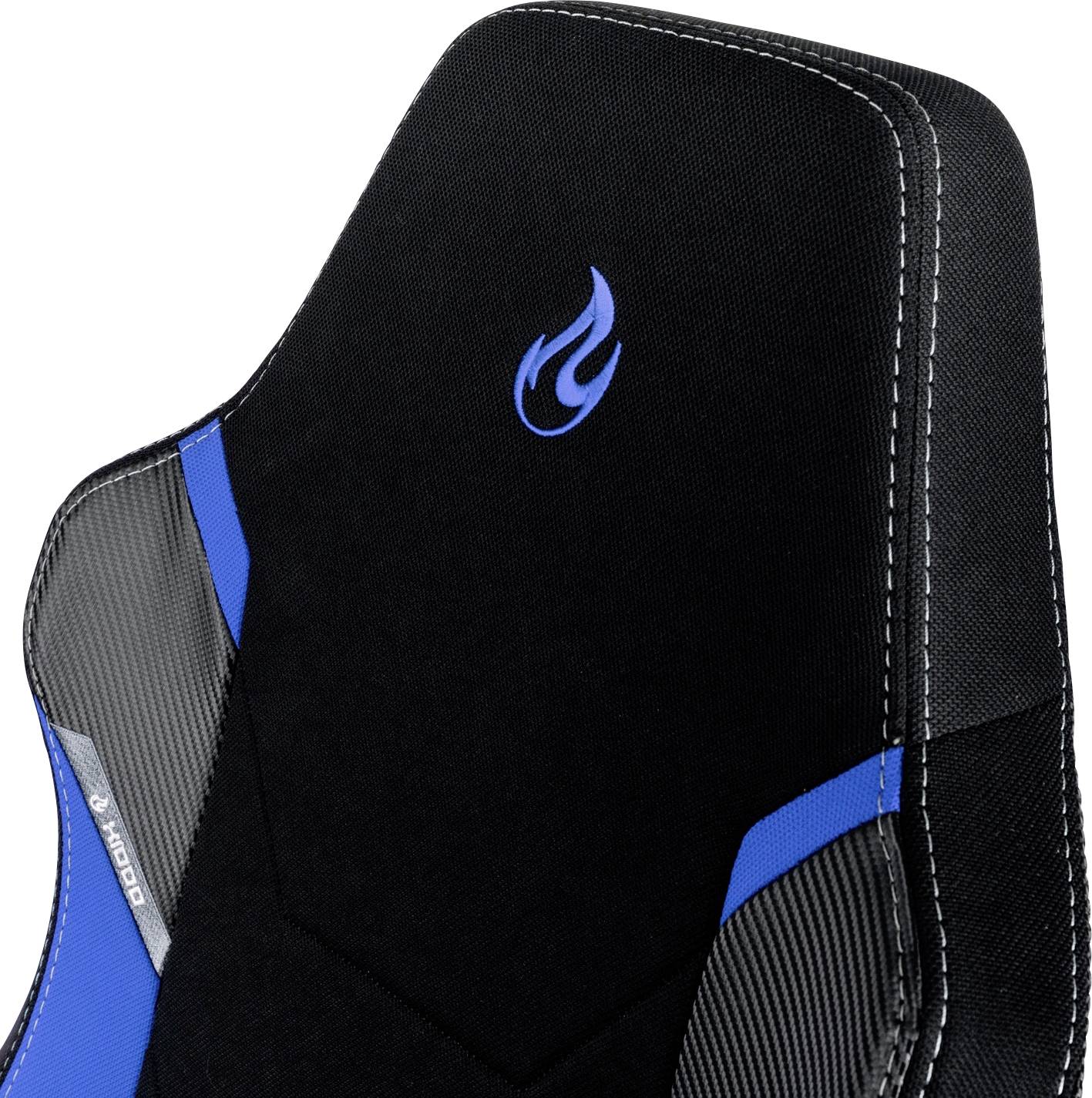 Černočerný herní křeslo s modrým plamenným symbolem na opěradle. Ergonomický design pro pohodlí a styl.