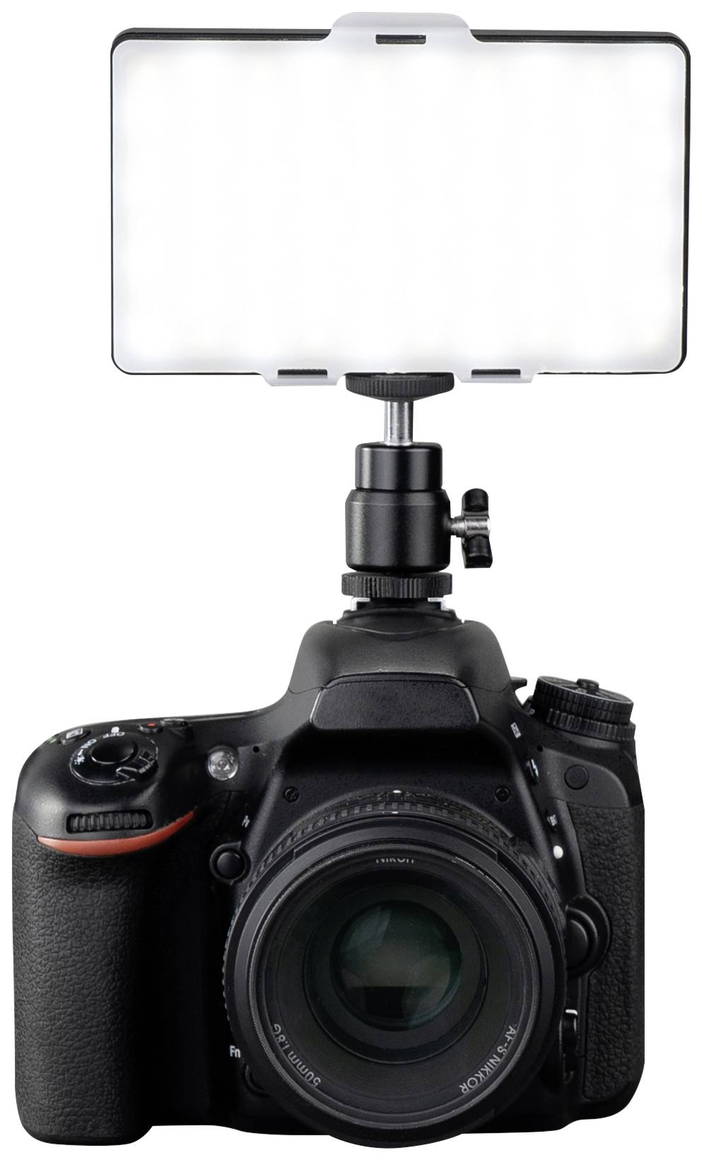 Digitální fotoaparát s nasazeným LED osvětlením pro lepší osvětlení při fotografování.