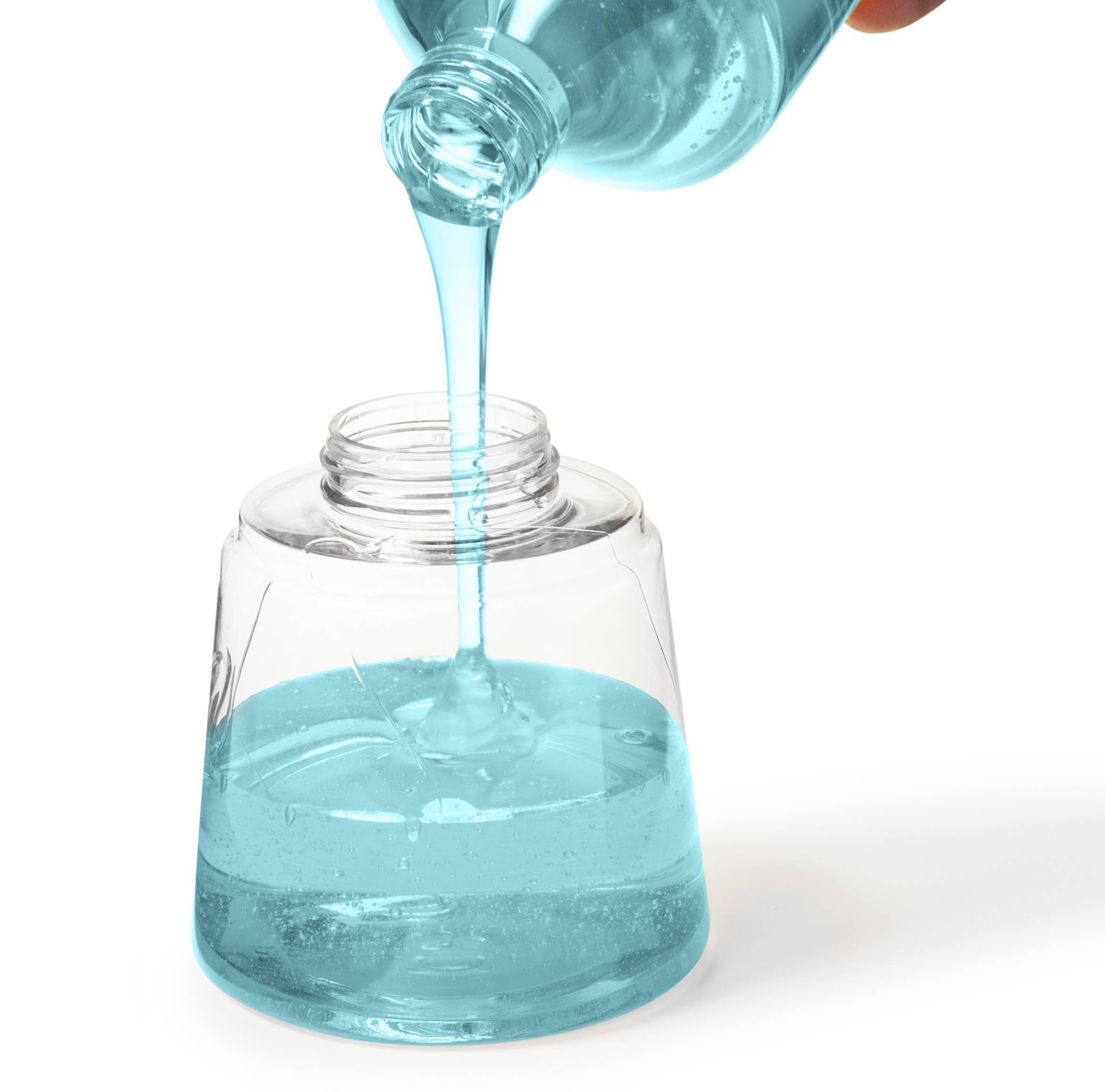 Průhledná láhev je otočena a modrý tekutý soap je naléván do průhledného plastového víčka.