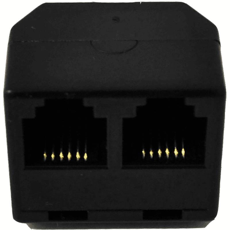 Černý ethernetový adaptér se dvěma RJ45 zásuvkami pro připojení síťových kabelů.