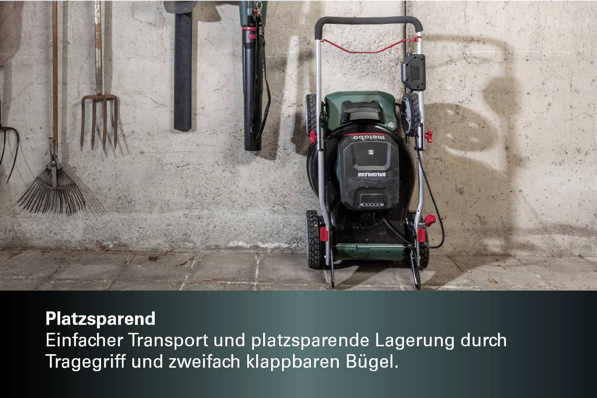 Zahradní stroj před betonovou zdí, obklopený zahradnickým náčiním. Text informuje o úsporném transportu a skladování.