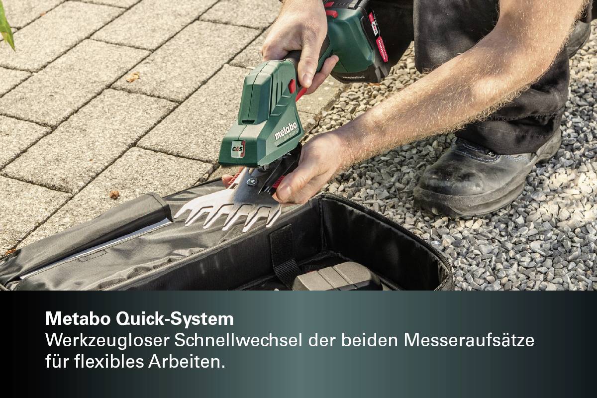 Osoba používá akumulátorové nářadí pro výměnu nástavce. Text: 'Metabo Quick-System - Beznástrojová rychlá výměna obou nožových nástavců pro flexibilní práci.'
