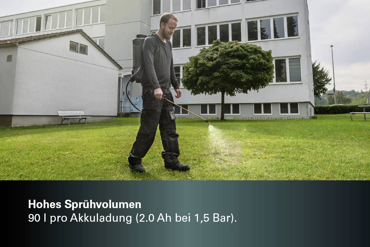 Muž postřikuje trávník zádovým postřikovačem. Text: 'Vysoký postřikový objem 90 l na jedno nabití akumulátoru (2,0 Ah při 1,5 Bar).'