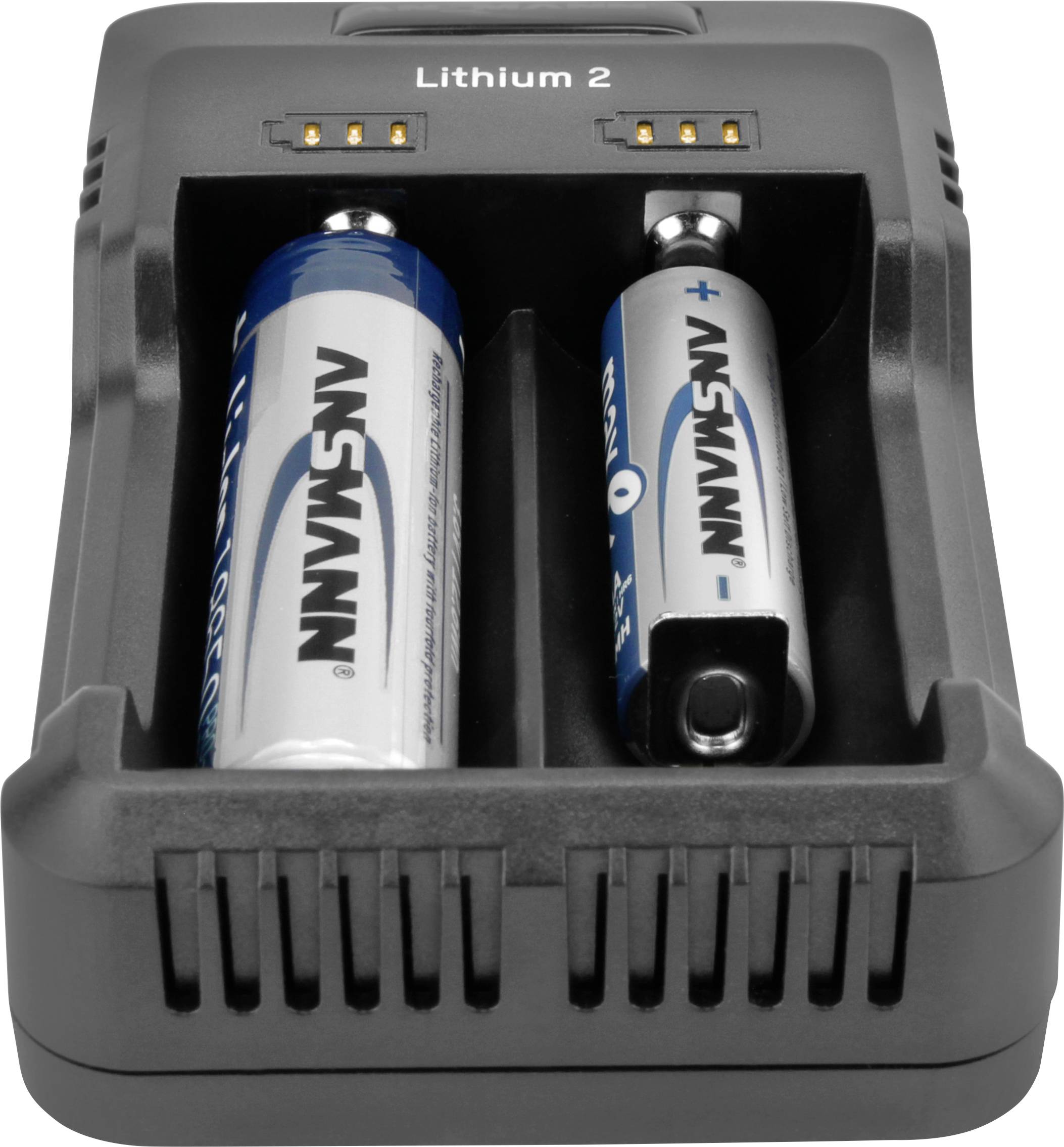 Nabíječka baterií se dvěma AA bateriemi, jedna plně nabitá, druhá právě nabíjena. Nahoře je nápis „Lithium 2".