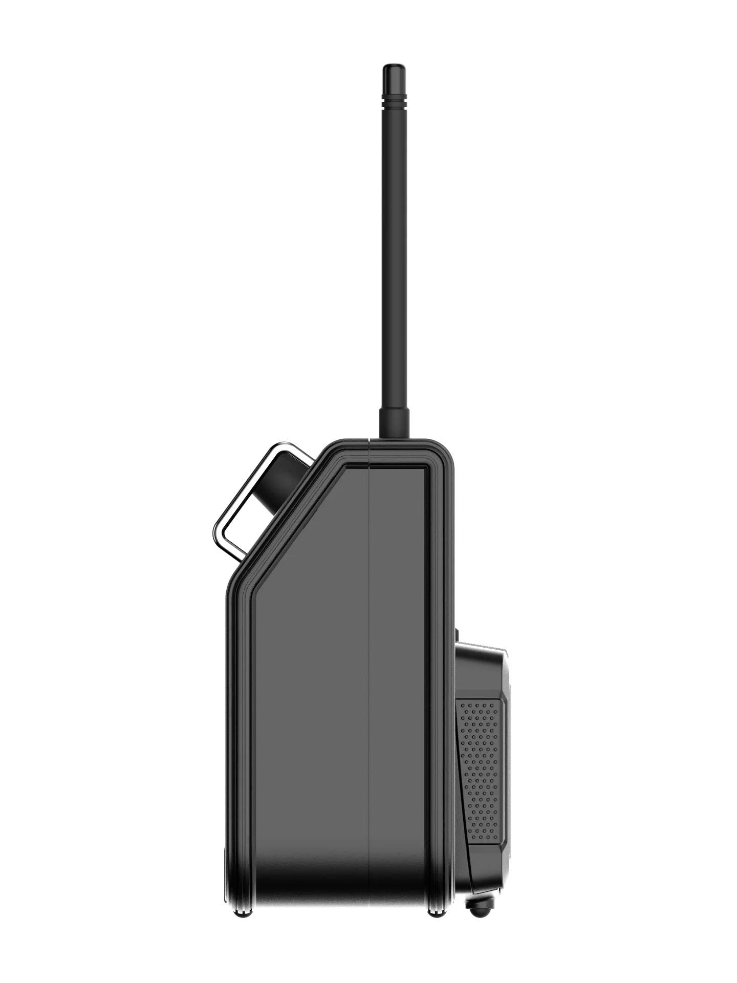 Boční pohled na černý kufr s teleskopickou rukojetí a zabudovanými kolečky, vhodný pro cestování.