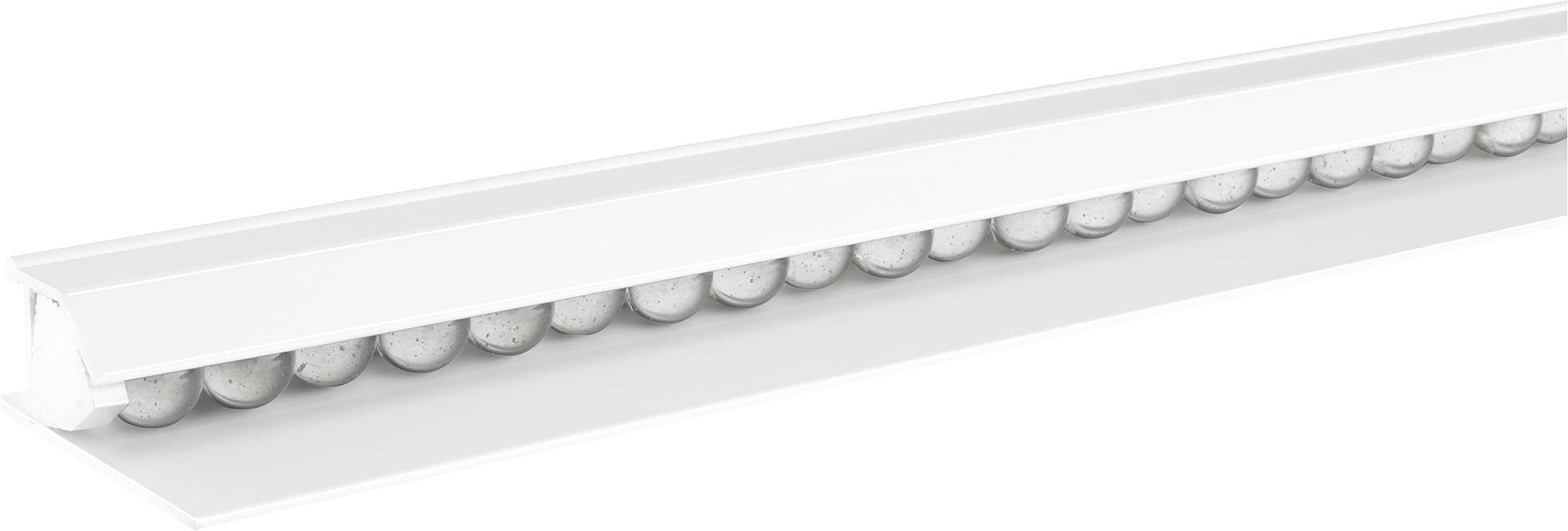 Dlouhý, bílý LED profil s viditelnými světelnými body, vhodný pro lineární osvětlovací řešení v interiérech.