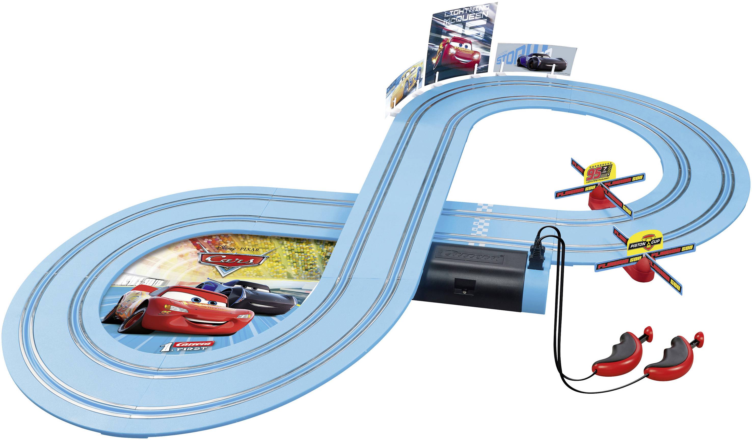 Modrá hračkářská autodráha ve tvaru osmičky s motivem „Blesk McQueen". Na dráze jsou dvě červená auta na dálkové ovládání.