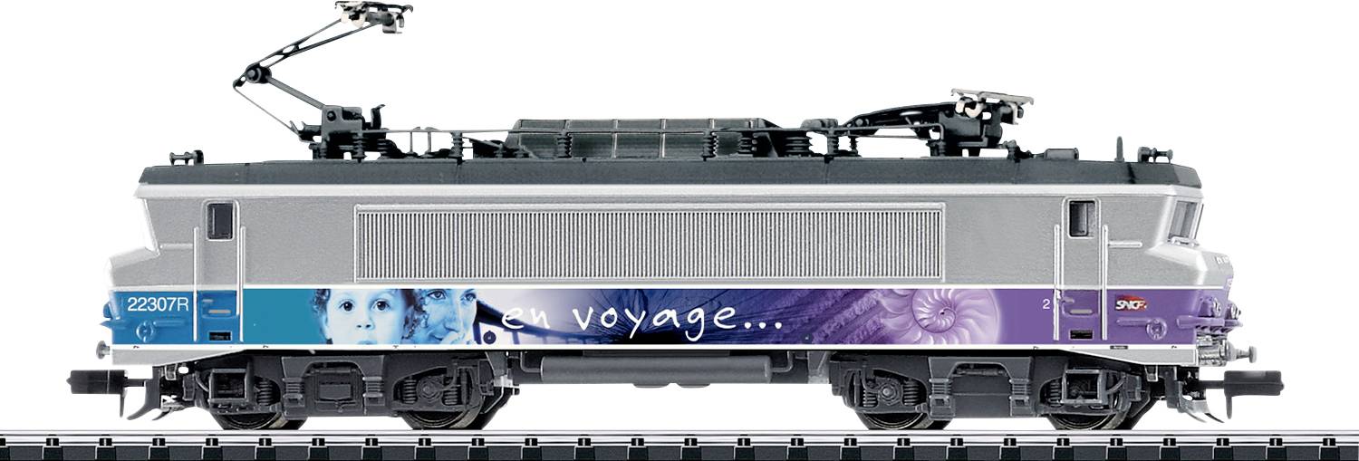 Stříbrný železniční vagon s nápisem 'en voyage' a uměleckými grafikami. Vlevo nahoře dva sběrače proudu.