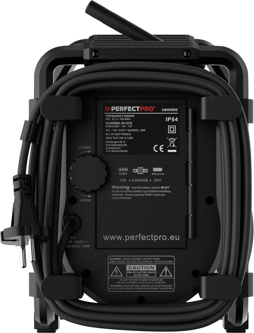Přenosné rádio pohled zezadu s navíjecím kabelem, síťovou zástrčkou a štítkem. Značka 'PerfectPro', model UBOX600R, stupeň krytí IP64.