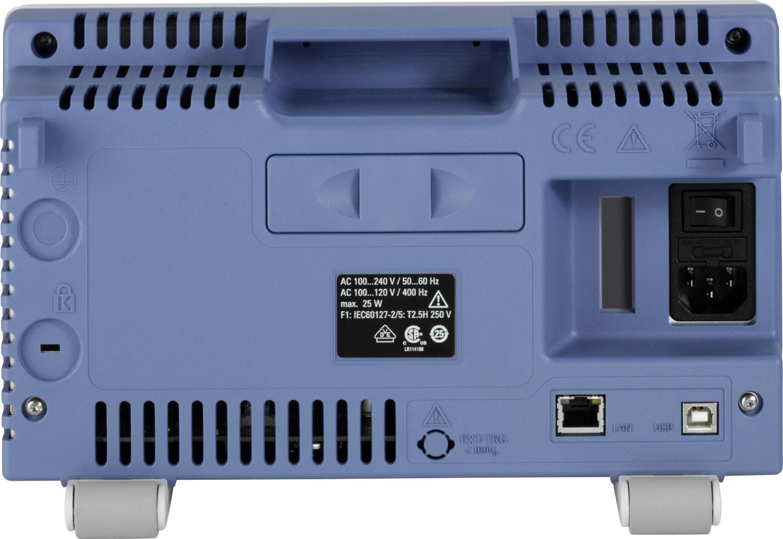 Zadní strana modrého elektronického zařízení s síťovým vypínačem, větracími otvory a několika porty, včetně ethernetového konektoru.