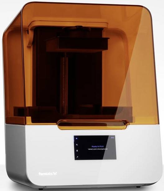 Moderní 3D tiskárna s oranžovým krytem a digitálním displejem na přední straně, připravená k tisku.
