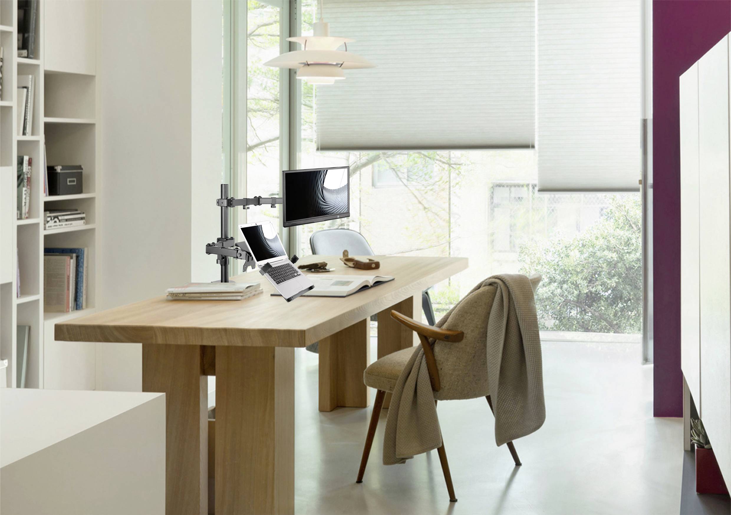 Moderně zařízená kancelář s dřevěným stolem, kancelářskou židlí a dvěma monitory na pracovním stole. Sluneční světlo proniká velkými okny.
