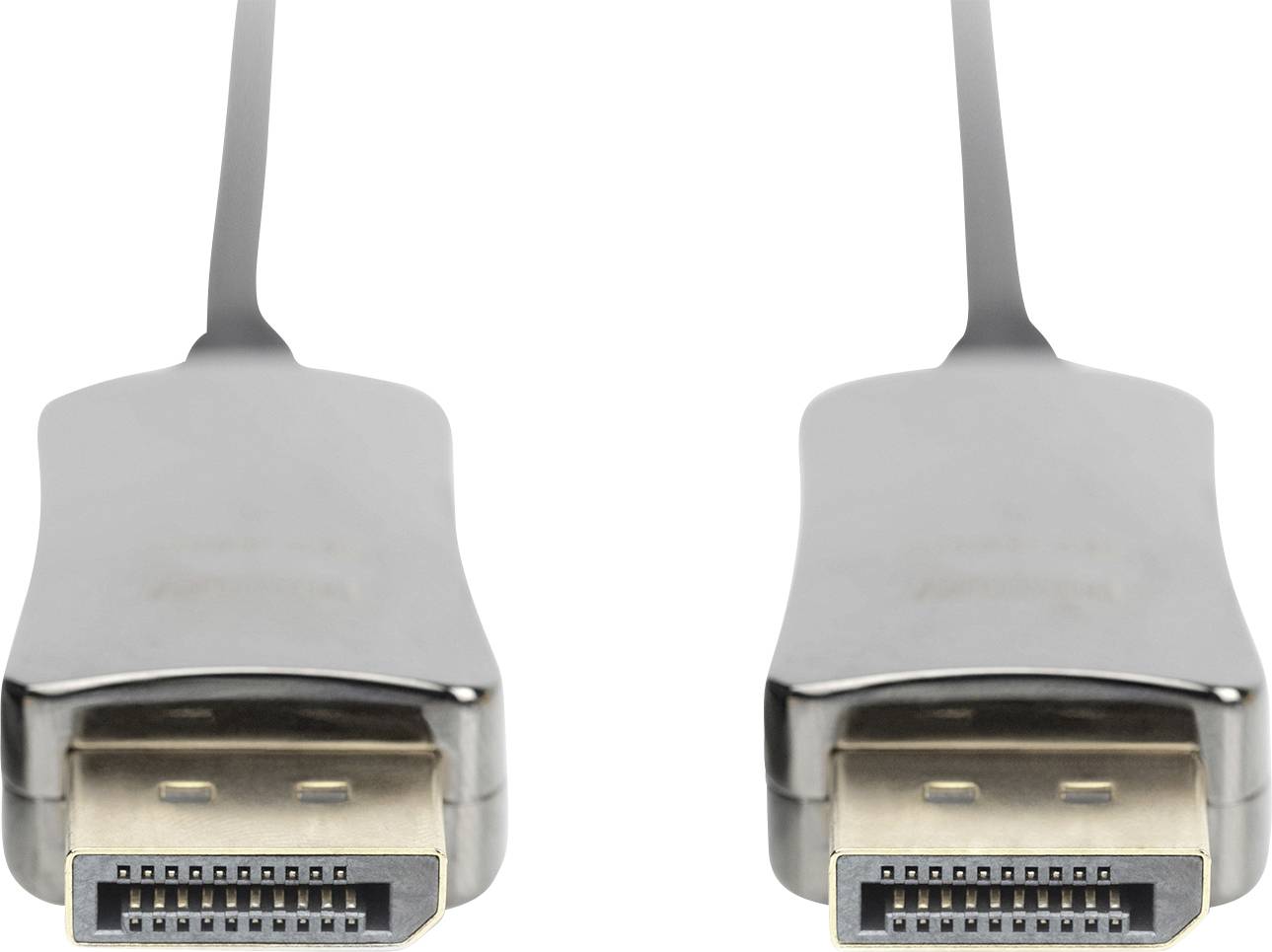 Dva černé DisplayPort kabely s plochými konektory v detailním záběru, umístěné vedle sebe.
