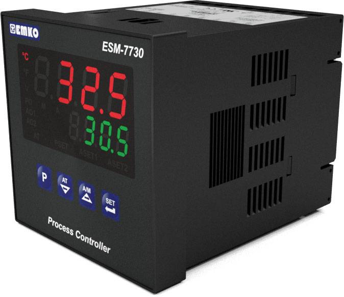 Digitální procesní regulátor ukazuje teplotu. Aktuální hodnota je 32,5 °C, požadovaná hodnota 30,5 °C.
