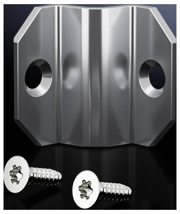 Kovový plíšek se dvěma otvory a dvěma stříbrnými šrouby před ním, umístěný před tmavým pozadím.