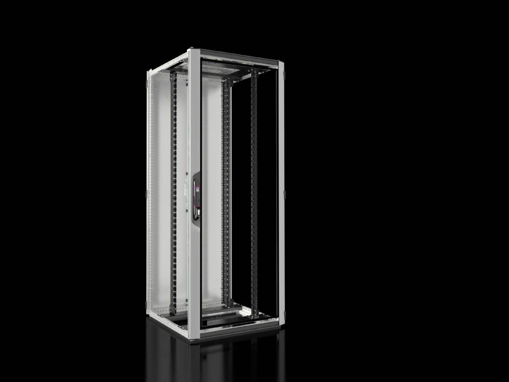 Prázdný stříbrný serverový rack stojí na lesklém černém pozadí.