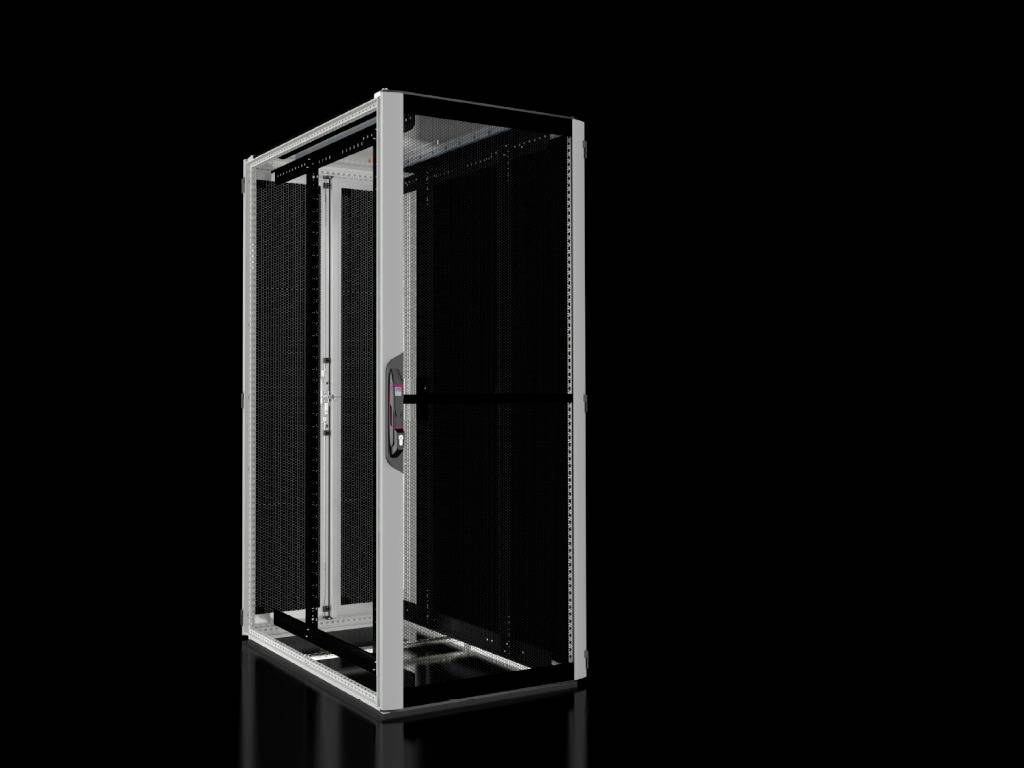 Černý serverový rack s bočními stěnami a průhledným předním sklem stojí na tmavém pozadí.