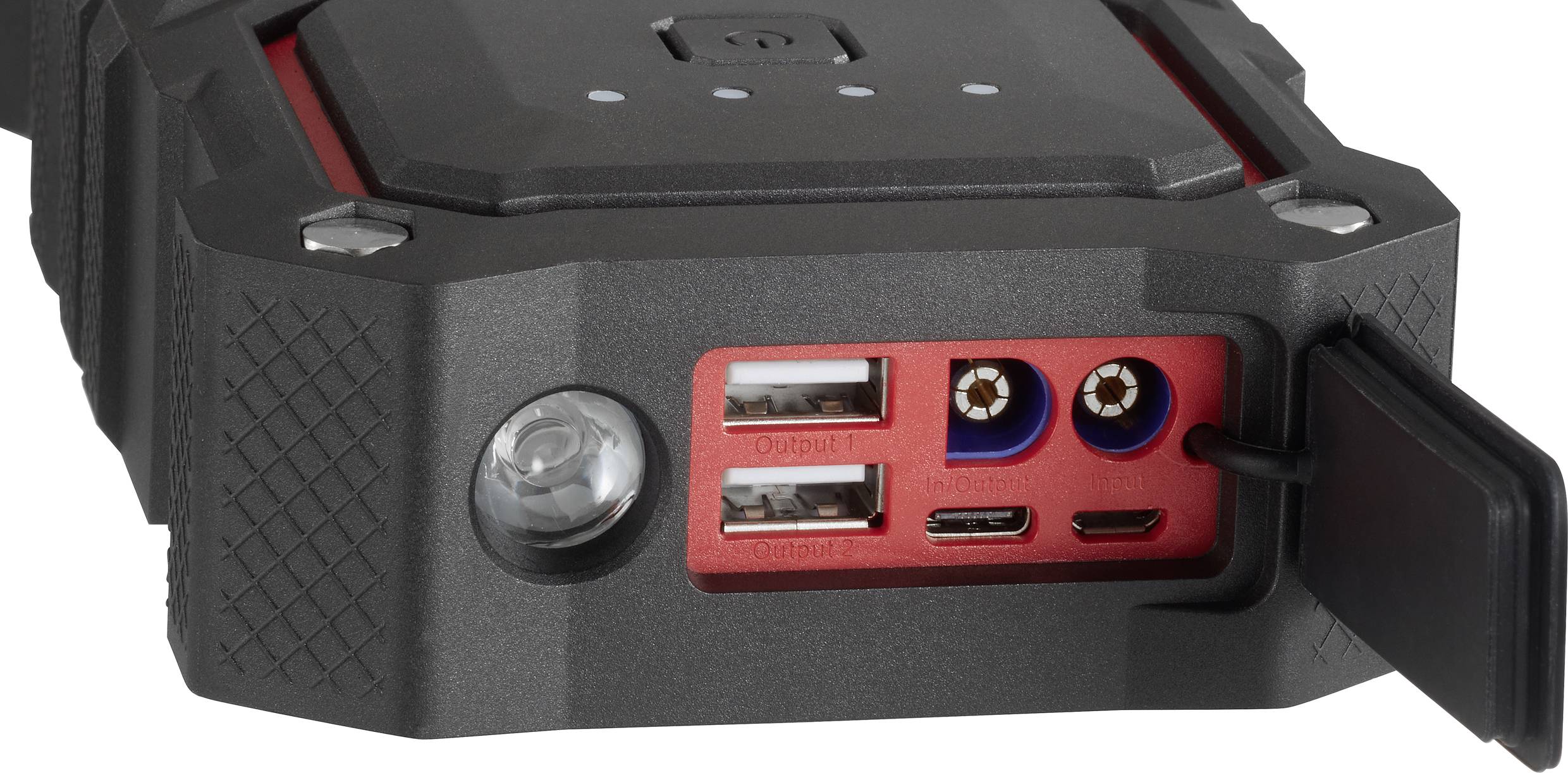 Černé zařízení s LED osvětlením, dvěma USB porty a indikátorem napájení. Vykazuje robustní design určený pro mobilní nabíjení.