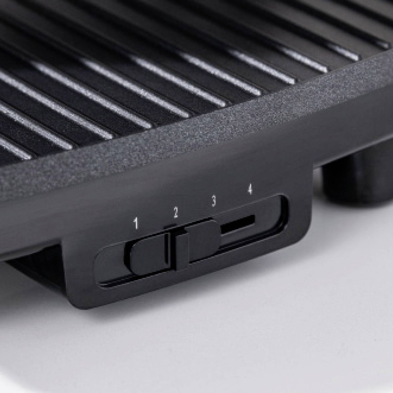 Detailní záběr elektrického grilu s žáruvzdorným, vroubkovaným povrchem a posuvným regulátorem s nastaveními 1 až 4.