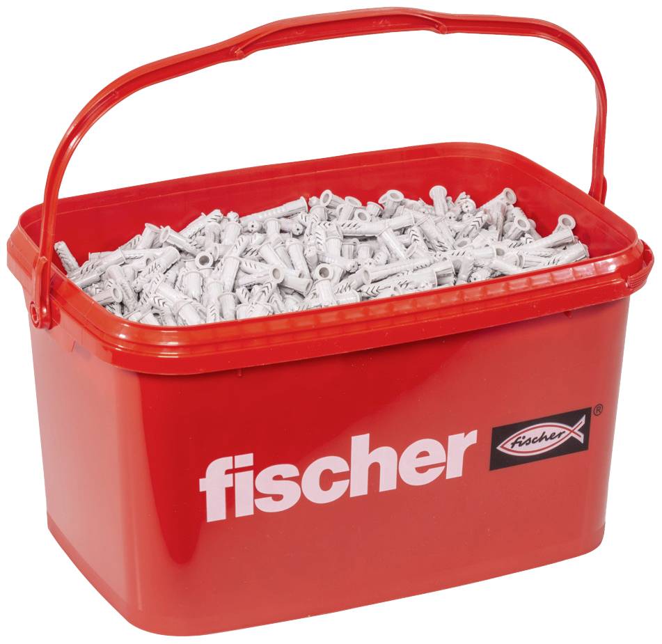 Červený kbelík plný šedých hmoždinek s nápisem 'fischer' bílým písmem na straně kbelíku.