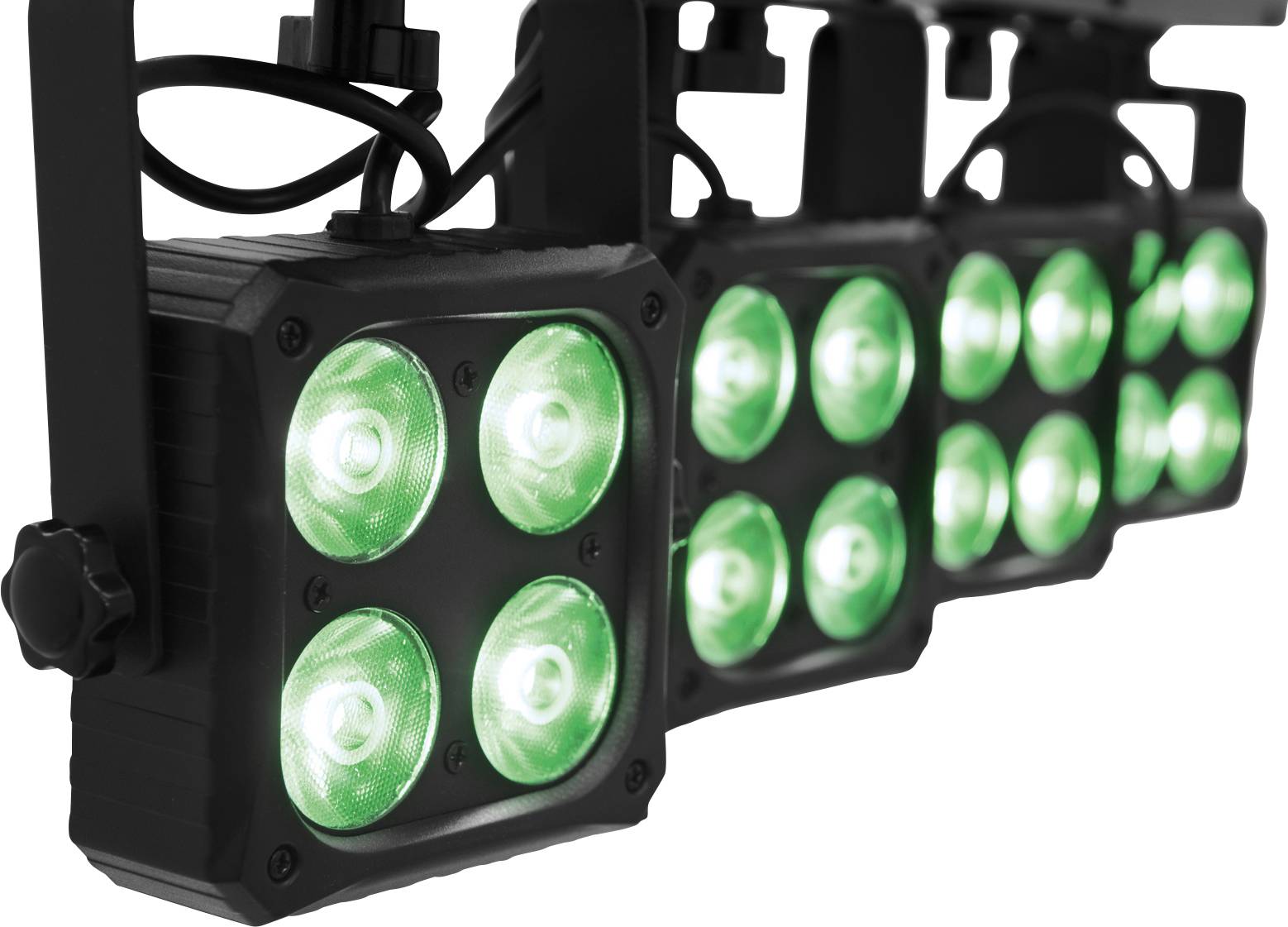 Dva reflektory, každý s čtyřmi svítícími zelenými LED lampami, zavěšené na černé kovovém nosníku, směřují dolů.