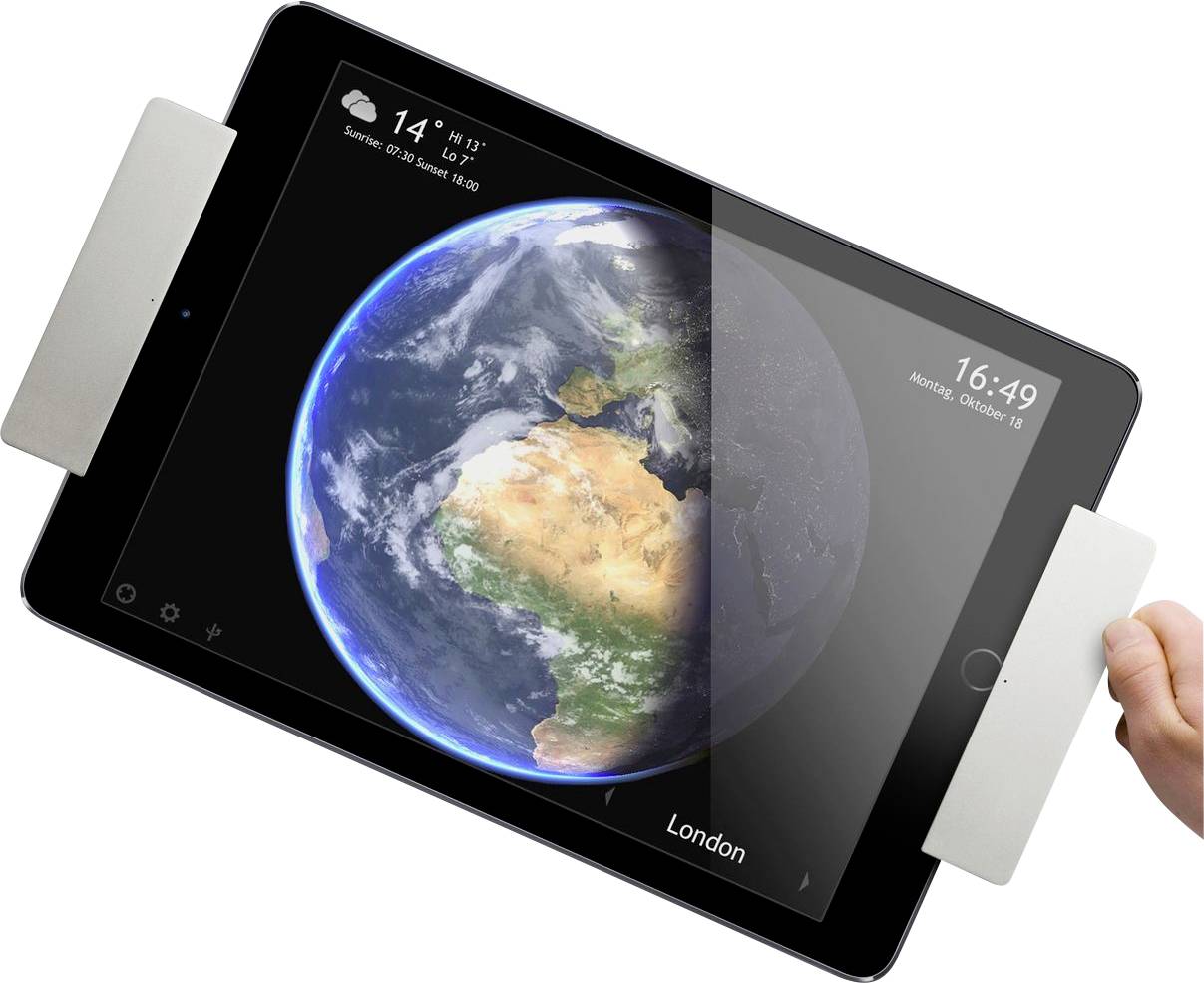 Tablet zobrazuje satelitní snímek Země. Vlevo nahoře jsou meteorologické údaje pro Londýn; nahoře vpravo je čas 16:49. Někdo drží tablet.