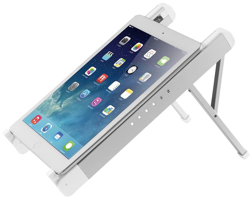 Tablet v stříbrném stojánku, postavené vzpřímeně, s viditelnou úvodní obrazovkou a různými ikonami aplikací.