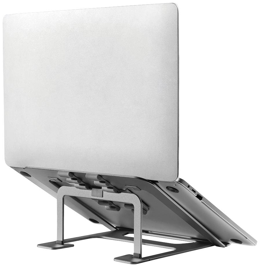 Laptop stojí vzpřímeně na moderním kovovém stojanu, který zajišťuje lepší větrání a ergonomii.