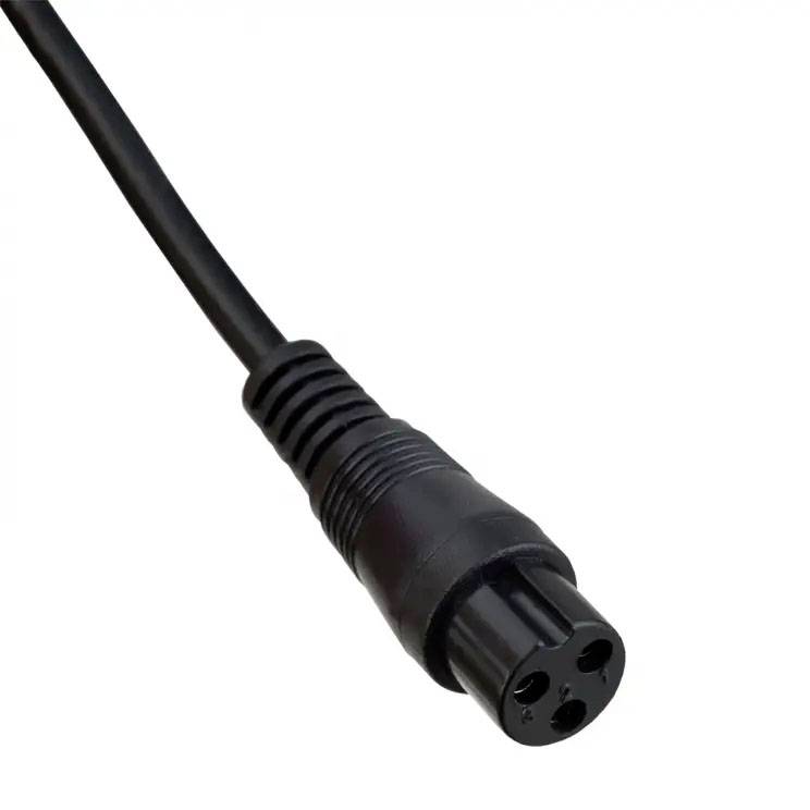 Černý trojpólový kulatý kabelový konektor, který se běžně používá pro připojení elektrických nebo audiovizuálních zařízení.